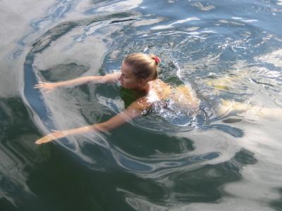 Badende kvinde i klart vand