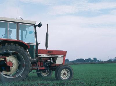 Traktor udbringer slam på landbrugsjord