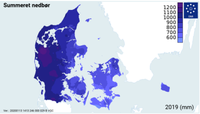 Illustrationen viser nedbørsmængderne for 2019 på et kort over Danmark. Mængderne er opgjort i mm.