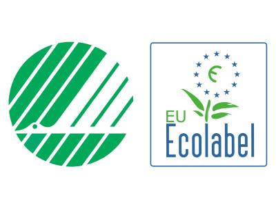 Illustrationen viser logoerne for miljømærker. Til venstre ses logoet for Det Nordiske Svanemærke i form af en grønstribet cirkel og en hvid svane. Til højre ses logoet for EU Blomsten som er en hvid firkant med en mælkebøtte blomst i frø vist som stjerner, med et E inden i og grønne blade. Under blomsten står EU med grønt og Ecolabel med blåt.