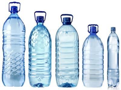 •	Billedet viser 5 plastflasker til flaskevand fyldt med vand. Flaskerne er i klar lyseblå farve og stillet op på række i forskellig størrelse, form og skruelåg samt med forskellige prægninger i plasten. Den største plastflaske yderst til venstre i billedet rummer 1 ½ liter, de næste 3 flasker rummer 1 liter og flasken yderst til højre er en halv liters flaske.