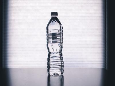 •	Billedet viser et foto af en halvliters vandflaske i klart plast. Flasken er til flaskevand og er fyldt med vand.