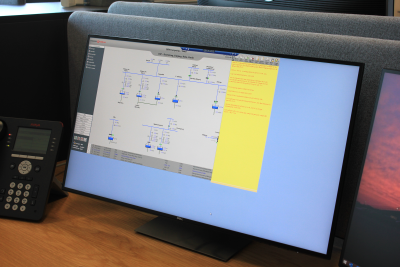 En computerskærm med et SRO program. Der går blå streger mellem blå firkanter.